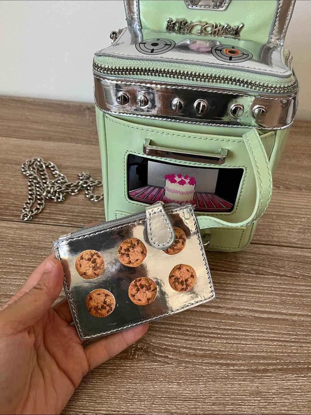 Bake It Like Betsey Johnson Mint Green Oven Novelty Crossbody Bag - Picture 8 of 9